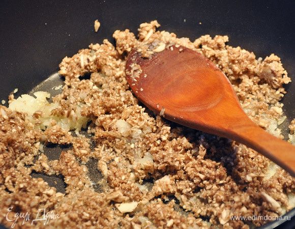 Приготовить начинку. Перемолоть грибы в блендере вместе с луком. Обжарить немного на сковороде, до полуготовности.