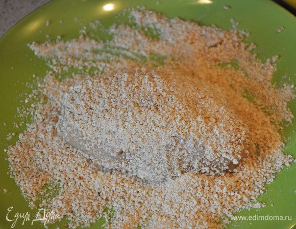 Из фарша слепить шарик, расплющить его на ладони. Положить в центр начинку и залепить,как пирожок. Обвалять в сухарях.