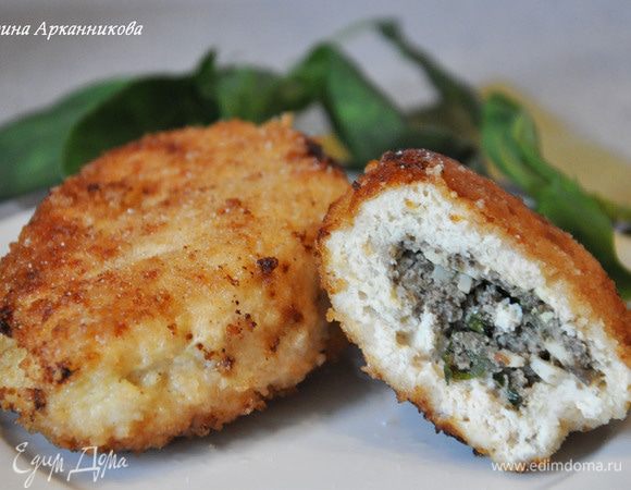 Подавать горячим. Можно со сметанкой и свежими овощами.