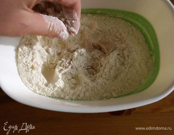 Количество ингредиентов указано на 750 г хлеба. И по рецепту используются сухие дрожжи - 1 ч.л. Но я предпочитаю свежие "живые" дрожжи, которые предварительно растираю пальцами с мукой...  