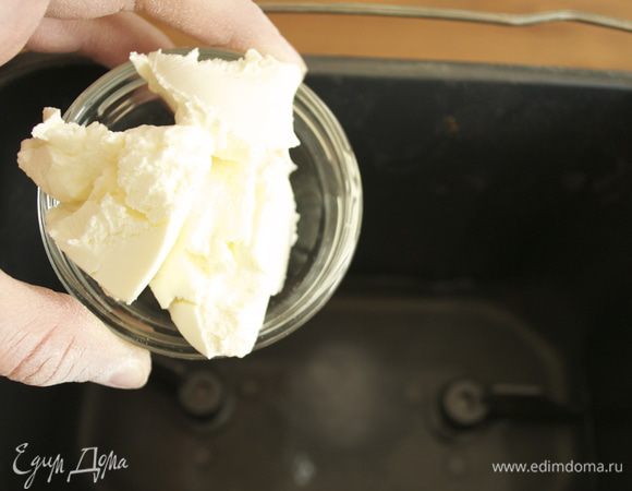 В чашу хлебопечки положить воду, соль, мягкий сыр... А в конце добавить муку с дрожжами. Вот, собственно, и все! Хлебопечку устанавливаем (в моей модели) в режиме "Бриош" (№7), с учетом веса хлеба (750 г) и желаемой корочки... Забываем о хлебе на 3 ч 45 мин.