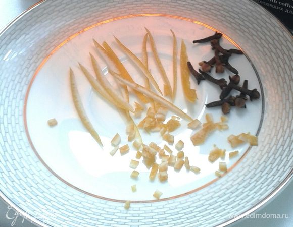 Для того, чтобы приготовить чашку ароматного кофе со специями можно пойти двумя способами: