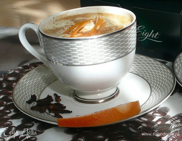 Готовим в турке.  В турку засыпать молотый кофе, немного подержать над  огнем, чтоб прогреть порошок. После этого добавить сахар и гвоздику и долить необходимое количество воды. Когда смесь доходит до кипения, немного кофе слить в чашку, после чего кофе снова нагреть, таким образом повторить 3-4 раза, после чего добавить апельсиновую цедру и ром. Затем как и в первом варианте сверху выложить взбитые сливки на кончике ножа молотый  мускатный орех.