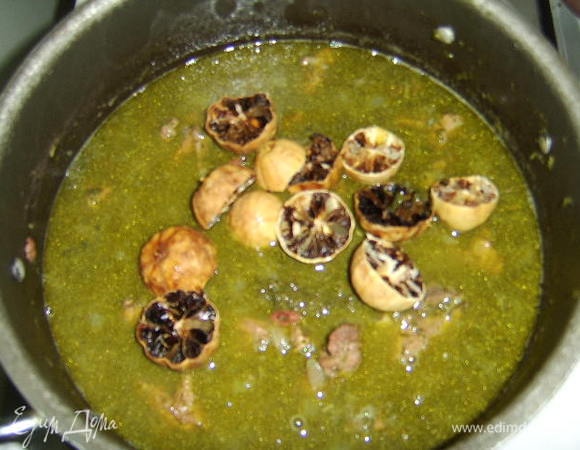 Зелень мелко нарезать и потушить в сковороде на растительном масле. Добавить зелень к мясу через час после начала варки.  Сушеные лимоны (4-5) замочить в воде, разрезать на 2 части, вынуть семена. Добавить лимоны  через 2 часа от начала варки. Если вы используете лимонный сок, то его необходимо добавить за полчаса до окончания готовки.