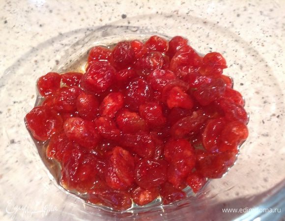 Замочить вишню в коньяке и накрыть блюдцем.