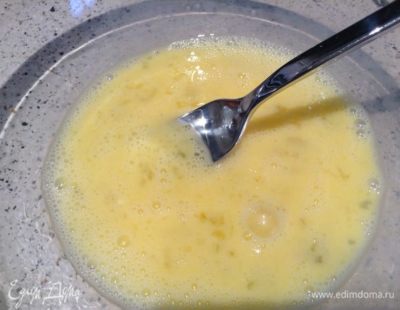 Яйца взбить вилкой (1 ст л яичной смеси отложить для обмазки), добавить ваниль и сахар, 1 ст. л. воды.