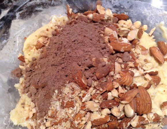 Добавить миндаль (измельчить на крупные куски), какао и вишню (коньяк слить).