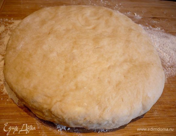 Добавим порезанное кубиками масло и вмешаем его энергичными движениями в тесто, выложив тесто на присыпанную мукой поверхность и присыпав тесто по необходимости сверху еще немного мукой. Тесто приплюскиваем и заворачиваем в пленку. Ставим в холодильник как минимум на час.