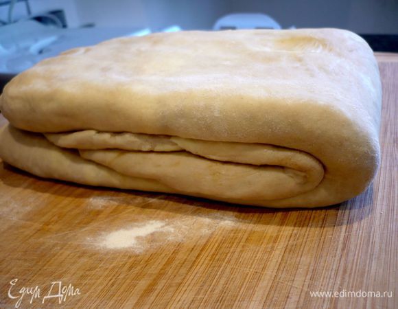 Теперь сворачиваем тесто пополам. Снова заворачиваем тесто в пленку и убираем его в холодильник на 20 минут.