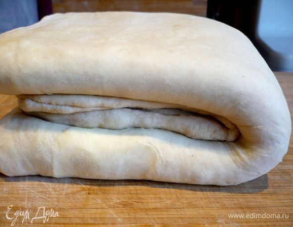 Затем складываем пополам. Заворачиваем в пленку, убираем в холодильник на двадцать минут.