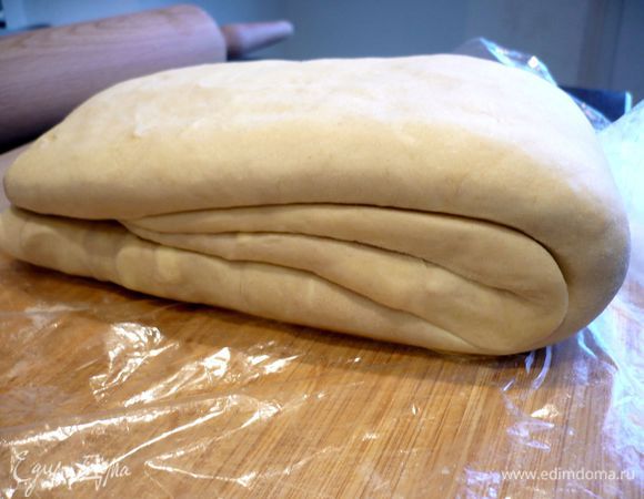 Складываем пополам. Заворачиваем тесто в пленку и убираем в холодильник на полчаса.