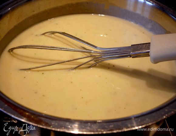 Шпинат, креветки и филе семги предварительно размораживаем. Нити шафрана замачиваем в 1,5 ст.л. теплой воды. В сотейнике распускаем сливочное масло, добавляем муку, постоянно помешивая венчиком, даем ей соединиться с маслом и вводим горячий бульон и сливки, хорошо перемешиваем. Доводим соус до кипения, убавляем огонь и варим минут 10, время от времени помешивая.