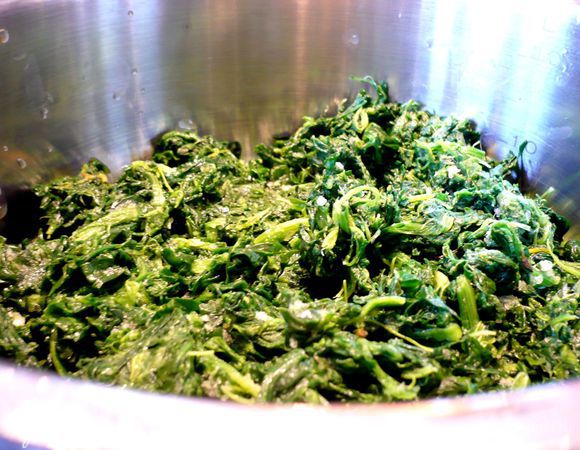 Добавляем в соус щепотку натертого мускатного ореха, соль, перец и шафран с жидкостью. Перемешиваем хорошо. Шпинат (у меня он уже измельчен) отжимаем от лишней влаги. 