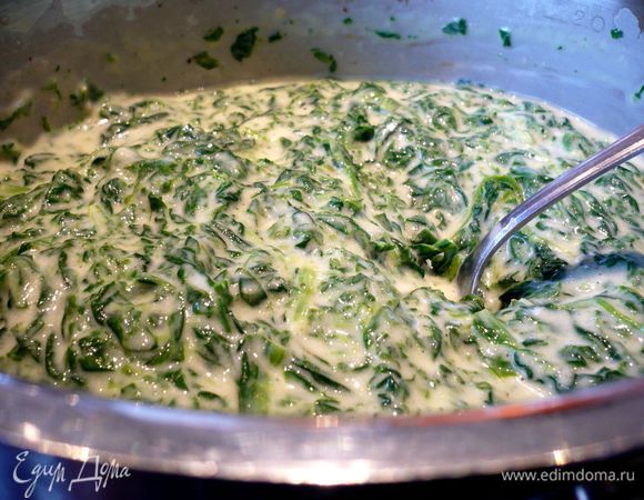 И заливаем шпинат соусом. Перемешиваем.