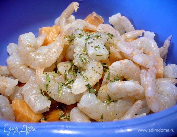 Семгу промываем под проточной водой, обмакиваем бумажным полотенцем. Лишнюю влагу, образовавшуюся при размораживании креветок, также сливаем. Смешиваем оливковое масло, с солью, перцем и эстрагоном, а также лимонным соком. Рыбку режем на небольшие кубики. Заливаем рыбку и креветки маринадом и перемешиваем.