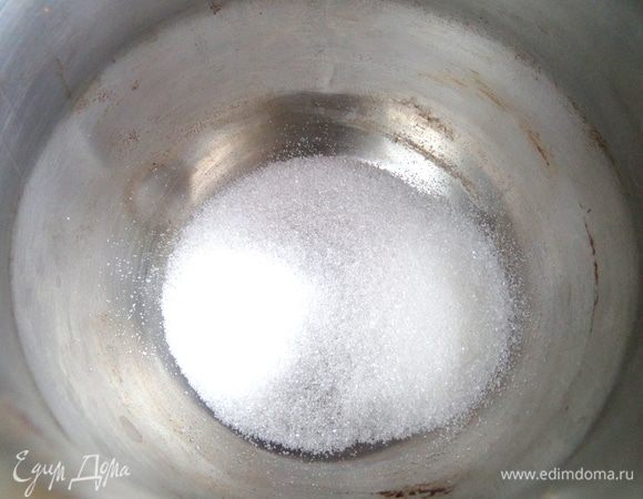 Разогреваем турку и насыпаем на дно сахар с ванилью.
