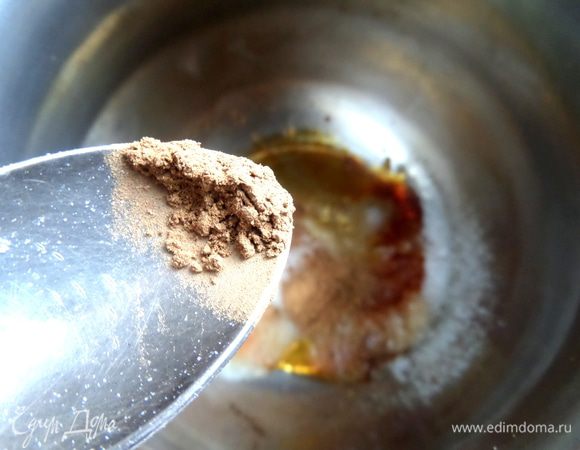 Кидаем сверху мускатный орех и корицу по вкусу.