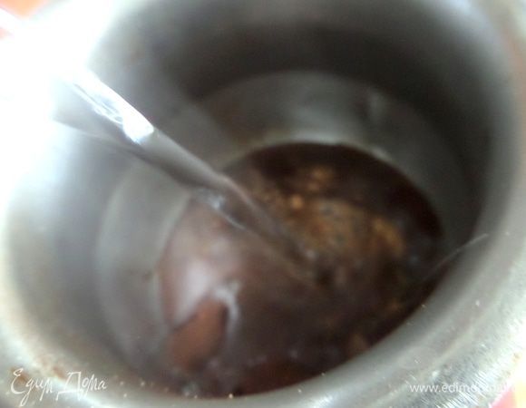 Залить водой из чайника на две кофейные чашки...