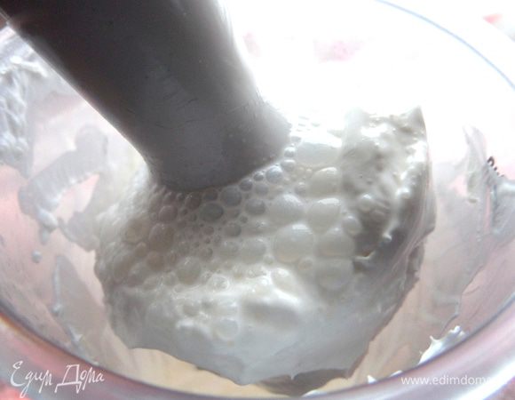 А можно украсить взбитыми сливками)))