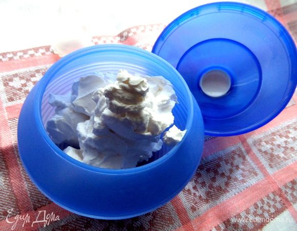 Взбиваем и помещаем их в кондитерское приспособление...