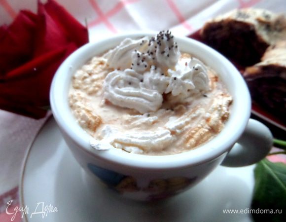 И выдавливаем на кофе сливочную змейку!