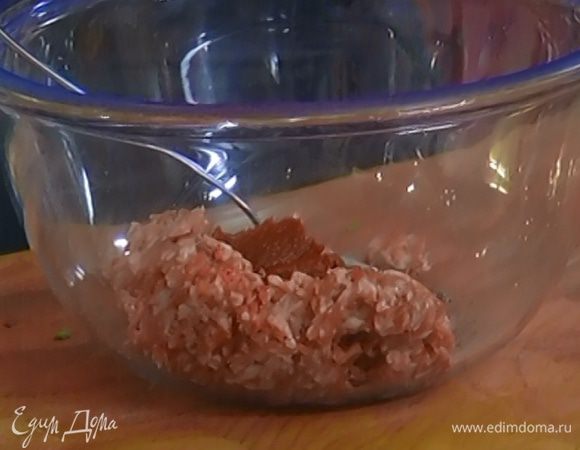 Фарш посолить, поперчить, добавить томатную пасту и перемешать.