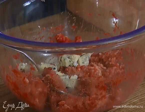 Горгонзолу нарезать небольшими кусочками, добавить в фарш и перемешать, затем влить сидр и еще раз перемешать.