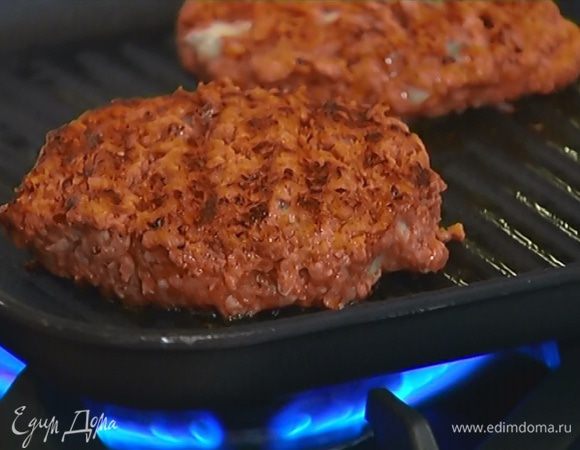 Сформировать из фарша две большие котлеты и обжаривать по 4–6 минут с каждой стороны на сковороде-гриль, где жарилась спаржа. В середине приготовления накрыть сковороду крышкой, чтобы котлеты получились более сочными.
