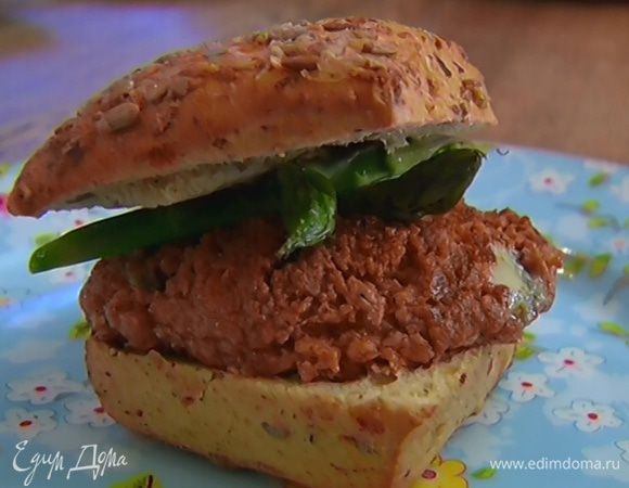 Булочки разрезать вдоль пополам, на нижнюю половину каждой положить котлету, сверху поместить спаржу и накрыть второй половиной булки.