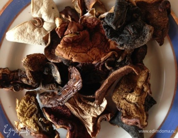 Для начала приготовим бульон. Возьмем сушеные грибы (желательно белые), тщательно промоем и замочим в 2,5 л. холодной воды на 3-4 часа. Набухшие грибы достанем, еще раз промоем и отварим в воде, в которой они набухали, 1-1,5 часа. Грибы достанем, бульон процедим.