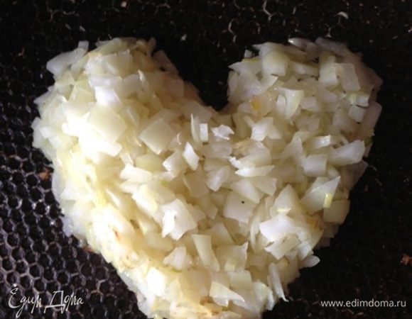 Приготовим фарш для ушек. Головку лука нарежем и обжарим до золотистого цвета.