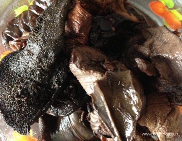 Грибы пропустим через мясорубку, либо, как я, измельчим в блендере не очень мелко.