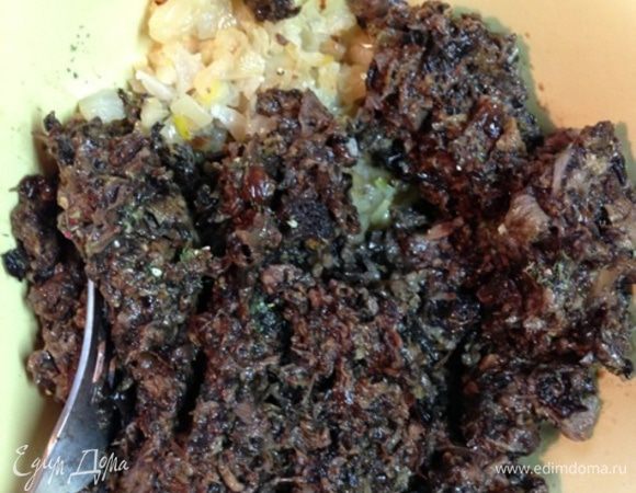 Перемешаем с луком. Я еще добавила свежемолотого перца и сушеной зелени.