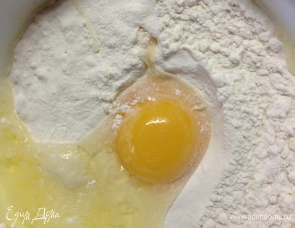 Приготовим тесто. Отложим 2 столовые ложки муки для бульона. К остальной муке добавим яйцо и замесим крутое пресное тесто, постепенно добавляя в него воду.