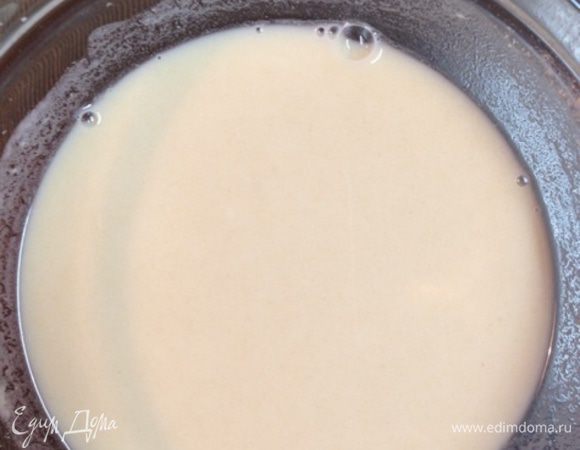 Разведем их водой до однородной консистенции и постепенно вольем в кипящий бульон. Бульон посолим и добавим уксус по вкусу.