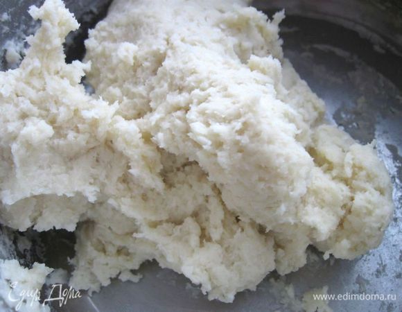 Муку просеять. Молоко вскипятить. Заварить 120 г муки кипящим молоком (120 мл), быстро размешать, чтобы тесто стало гладким. Охладить до комнатной температуры.