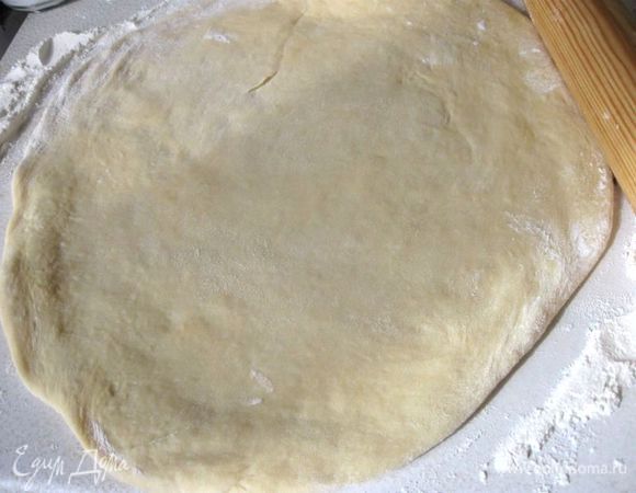 Яблоки  почистить, порезать на половинки, удалить семенную часть, порезать на дольки. Выдавить лимонный сок, чтобы яблоки не потемнели. Добавить сахарный песок. Перемешать, положить на сито, чтобы стек лишний сок.
Тесто разделить на две неравные части. Большую часть раскатать на присыпанном мукой  столе, придав форму круга или прямоугольника. 
