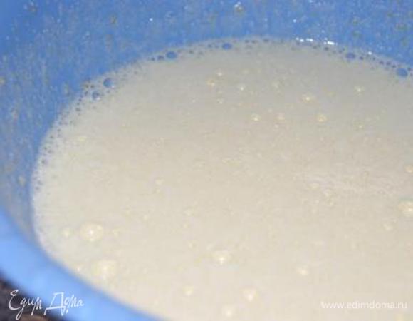 Готовим бисквит.
Яйца взбить с сахаром в пышную пену.