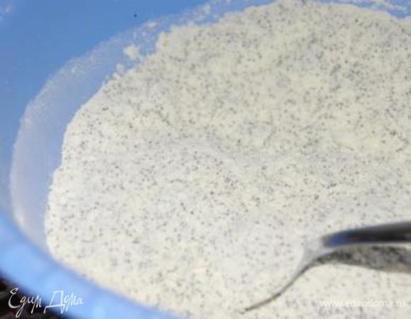 Муку, мак и цедру лимона смещать.