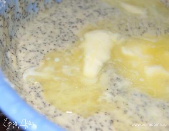 Добавить растопленное сливочное масло, перемешать.