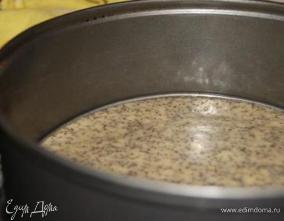 Тесто разделить на две части. Выложить в форму, выпекать при 190 гр. 20 минут.