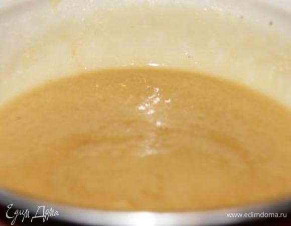 Приготовить лимонную основу для крема. Яйцо смешать с сахаром, добавить сок лимона, оставить на 10-15 минут. Добавить крахмал, поставить на плиту, довести до кипения, поварить на среднем огне несколько минут до загустения.