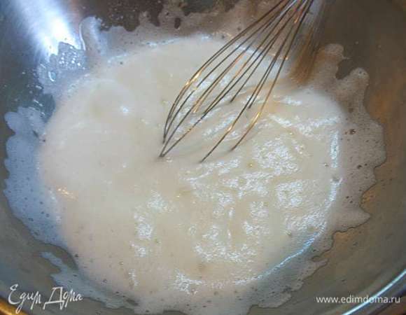 Белки комнатной температуры взбиваем до устойчивого состояния. Чтобы закрепить устойчивость белков добавляем сахар, в несколько приемов. Взбиваем до устойчивых пиков. 