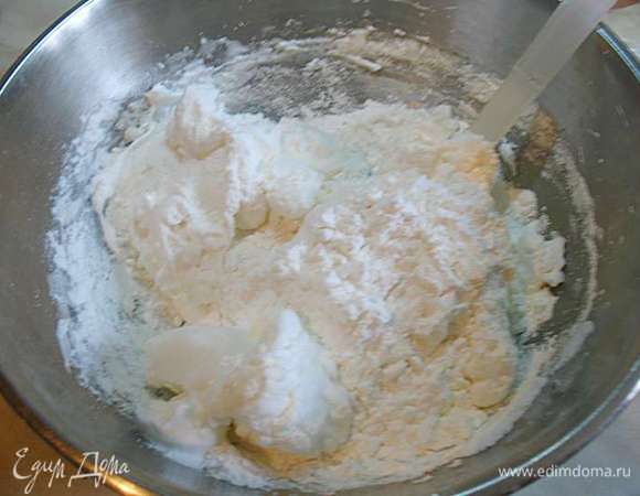 Чтобы белки с сахаром не расслоились, добавляем сахарную пудру.  Добавляем к взбитым белкам сахарную пудру и перемешиваем лопаткой. Перемешивая белки с сахарной пудрой лопатку нужно вращать в одну сторону, а миску в другую.  Желательно долго не перемешивать. 



