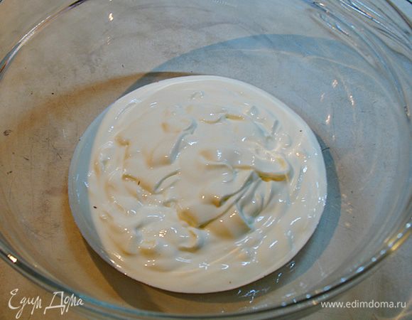 Готовим крем фуэте. Хорошо охлажденный сливки взбиваем. 