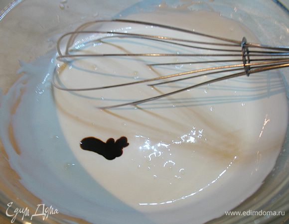 Добавим кофейный экстракт (5г) и аккуратно перемешаем. 