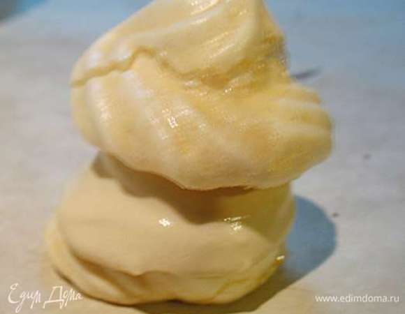 Начинаем собирать. Берем одну меренгу, при помощи крема скрепляем ее с другой меренгой. Вот тут и проявилась моя ошибка, решила не мучиться, и сделать в этот раз без соединения двух меренг. 