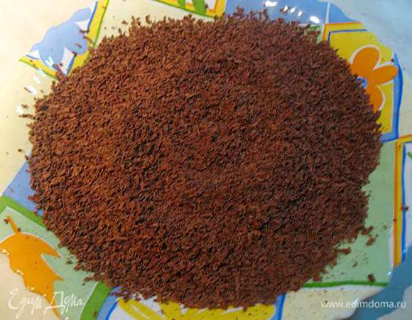 Готовим обсыпку. Ею может быть измельченный черный и белый шоколад, измельченные меренги.  Я посыпала еще кокосовой стружкой, но это не так вкусно. 