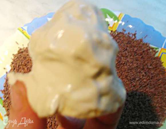 Снаружи покрываем соединенные меренги кремом и обсыпаем/обваливаем в шоколадной или безе крошке.  Кладем на бумажную подставочку, чтобы легче было брать. 