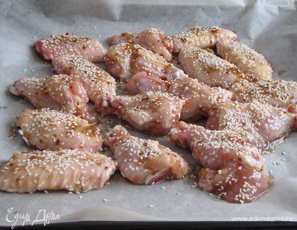 Хорошенько присыпать кунжутом. И поставить в духовку, разогретую до 200 град., на 20-25 минут.